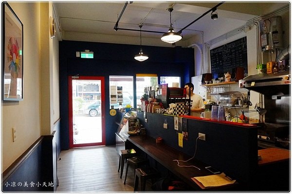 OkieDokie Cafe：台中咖啡館推薦』OkieDokie Cafe║夢幻彩繪牆，網美必去打卡點!文青風裝潢，結合澳洲輕食、漢堡、三明治的咖啡小店