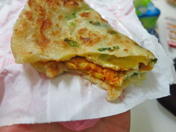 【蘆洲美食】民族路無名蔥油餅-絕無僅有的15元蔥油餅店