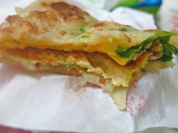 【蘆洲美食】民族路無名蔥油餅-絕無僅有的15元蔥油餅店