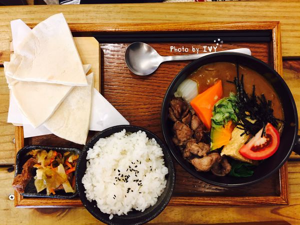 綠光咖哩 羊肉與薄餅