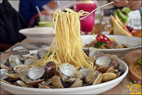 Dacai cafe采咖啡:台中美術園道平價早午餐。采咖啡。份量十足附飲料只要168元 滿山滿谷蛤蜊義麵太驚人CP值爆表!