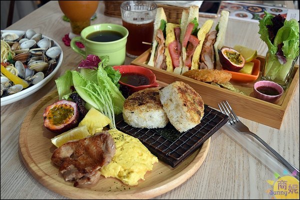 Dacai cafe采咖啡:台中美術園道平價早午餐。采咖啡。份量十足附飲料只要168元 滿山滿谷蛤蜊義麵太驚人CP值爆表!