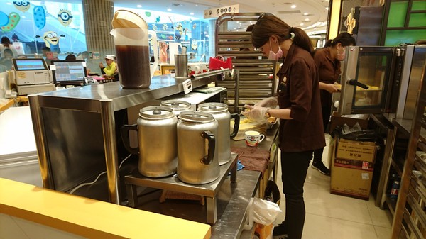 楓茶記冰火菠蘿油(漢神巨蛋)：高雄漢神巨蛋~楓茶記冰火菠蘿油~魔鬼般邪惡的芝心菠蘿包~非吃不可~※下午茶的好選擇※