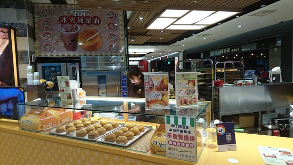 楓茶記冰火菠蘿油(漢神巨蛋)：高雄漢神巨蛋~楓茶記冰火菠蘿油~魔鬼般邪惡的芝心菠蘿包~非吃不可~※下午茶的好選擇※