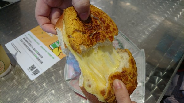 楓茶記冰火菠蘿油(漢神巨蛋)：高雄漢神巨蛋~楓茶記冰火菠蘿油~魔鬼般邪惡的芝心菠蘿包~非吃不可~※下午茶的好選擇※