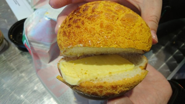 楓茶記冰火菠蘿油(漢神巨蛋)：高雄漢神巨蛋~楓茶記冰火菠蘿油~魔鬼般邪惡的芝心菠蘿包~非吃不可~※下午茶的好選擇※