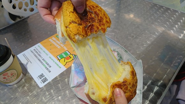 楓茶記冰火菠蘿油(漢神巨蛋)：高雄漢神巨蛋~楓茶記冰火菠蘿油~魔鬼般邪惡的芝心菠蘿包~非吃不可~※下午茶的好選擇※