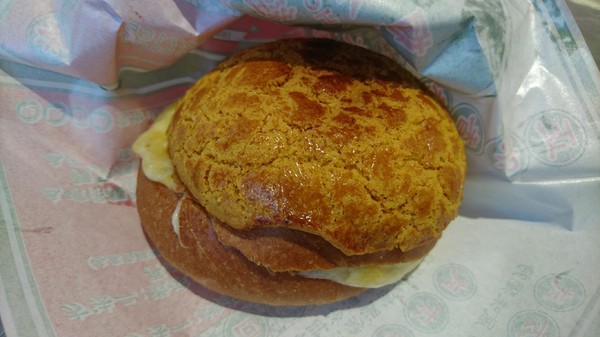 楓茶記冰火菠蘿油(漢神巨蛋)：高雄漢神巨蛋~楓茶記冰火菠蘿油~魔鬼般邪惡的芝心菠蘿包~非吃不可~※下午茶的好選擇※