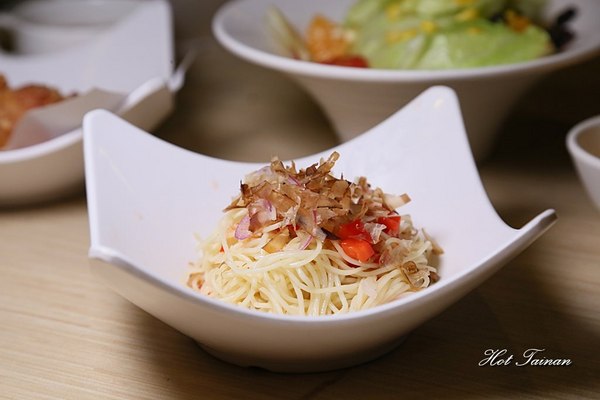 Double Cheese 手工窯烤披薩：【台南美食】手工窯烤披薩義大利麵炸雞吃到飽！選擇多元的平價聚餐店家：Double Cheese台南成大店