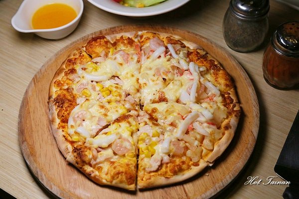 Double Cheese 手工窯烤披薩：【台南美食】手工窯烤披薩義大利麵炸雞吃到飽！選擇多元的平價聚餐店家：Double Cheese台南成大店