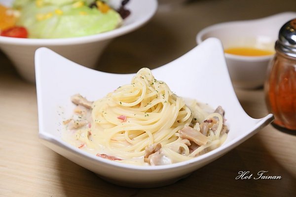 Double Cheese 手工窯烤披薩：【台南美食】手工窯烤披薩義大利麵炸雞吃到飽！選擇多元的平價聚餐店家：Double Cheese台南成大店