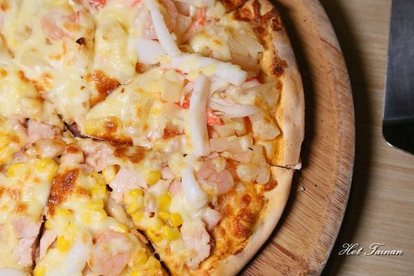 Double Cheese 手工窯烤披薩：【台南美食】手工窯烤披薩義大利麵炸雞吃到飽！選擇多元的平價聚餐店家：Double Cheese台南成大店