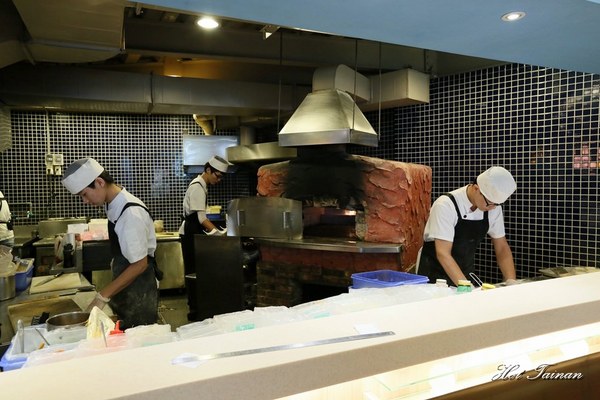 Double Cheese 手工窯烤披薩：【台南美食】手工窯烤披薩義大利麵炸雞吃到飽！選擇多元的平價聚餐店家：Double Cheese台南成大店