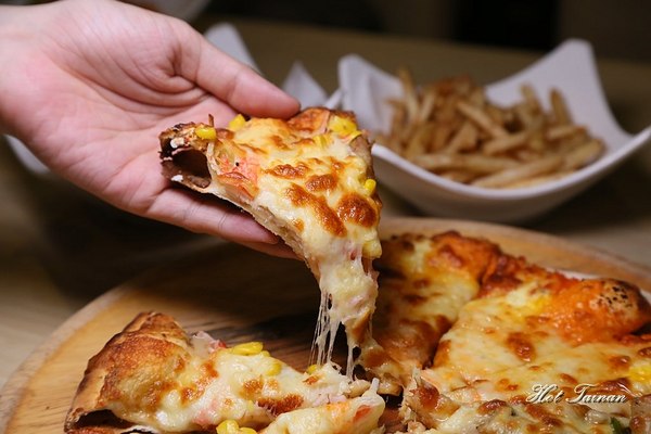 Double Cheese 手工窯烤披薩：【台南美食】手工窯烤披薩義大利麵炸雞吃到飽！選擇多元的平價聚餐店家：Double Cheese台南成大店