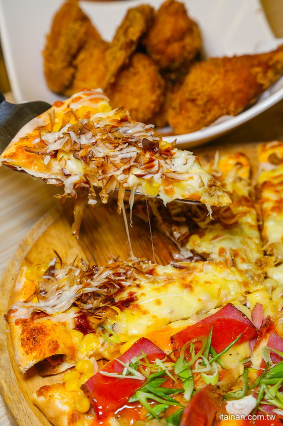 台南東區吃到飽｜300多元吃到飽!20種手工窯烤披薩、炸雞、義大利麵、燉飯、自助吧無限供應「Double Cheese 台南成大店」 - 台南好Food遊