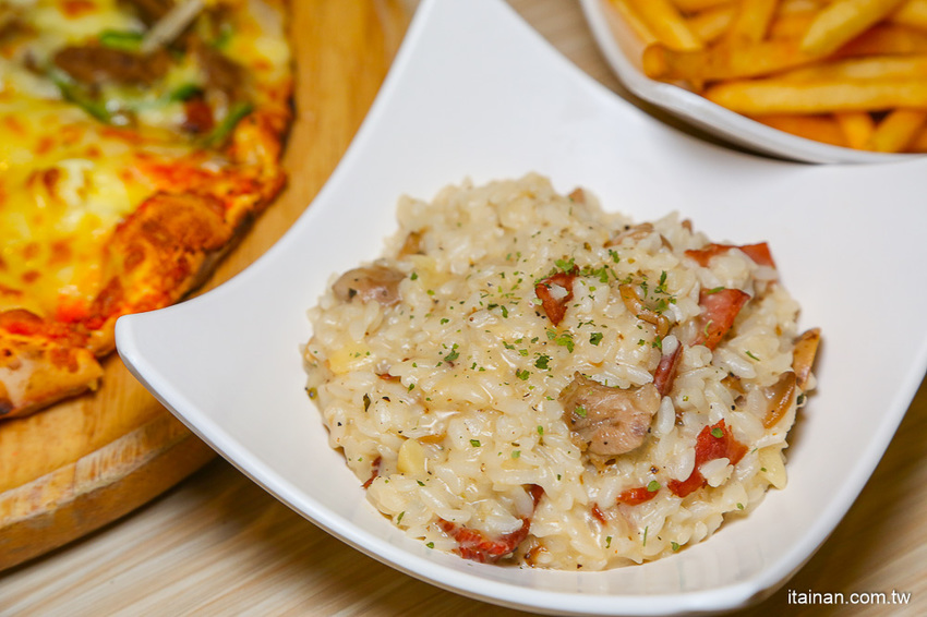 台南東區吃到飽｜300多元吃到飽!20種手工窯烤披薩、炸雞、義大利麵、燉飯、自助吧無限供應「Double Cheese 台南成大店」 - 台南好Food遊