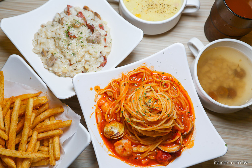 台南東區吃到飽｜300多元吃到飽!20種手工窯烤披薩、炸雞、義大利麵、燉飯、自助吧無限供應「Double Cheese 台南成大店」 - 台南好Food遊