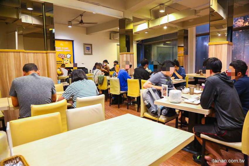 台南東區吃到飽｜300多元吃到飽!20種手工窯烤披薩、炸雞、義大利麵、燉飯、自助吧無限供應「Double Cheese 台南成大店」 - 台南好Food遊