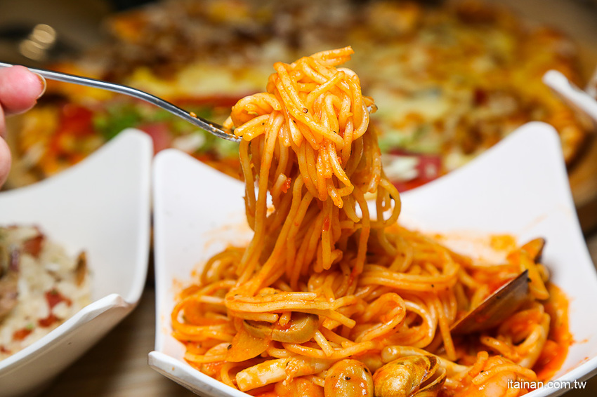 台南東區吃到飽｜300多元吃到飽!20種手工窯烤披薩、炸雞、義大利麵、燉飯、自助吧無限供應「Double Cheese 台南成大店」 - 台南好Food遊