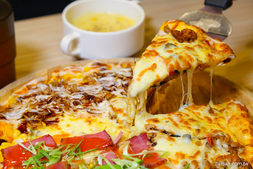 台南東區吃到飽｜300多元吃到飽!20種手工窯烤披薩、炸雞、義大利麵、燉飯、自助吧無限供應「Double Cheese 台南成大店」 - 台南好Food遊