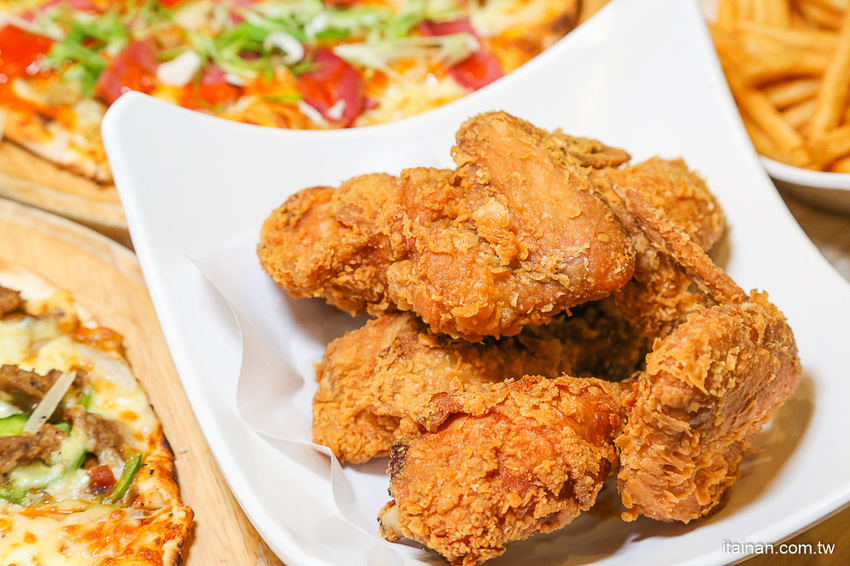 台南東區吃到飽｜300多元吃到飽!20種手工窯烤披薩、炸雞、義大利麵、燉飯、自助吧無限供應「Double Cheese 台南成大店」 - 台南好Food遊