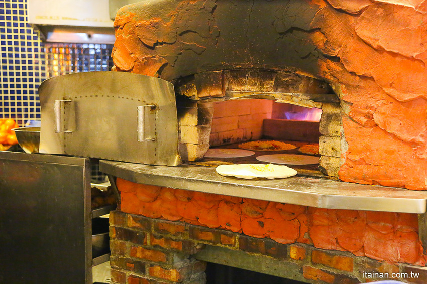 台南東區吃到飽｜300多元吃到飽!20種手工窯烤披薩、炸雞、義大利麵、燉飯、自助吧無限供應「Double Cheese 台南成大店」 - 台南好Food遊