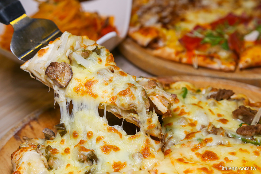 台南東區吃到飽｜300多元吃到飽!20種手工窯烤披薩、炸雞、義大利麵、燉飯、自助吧無限供應「Double Cheese 台南成大店」 - 台南好Food遊