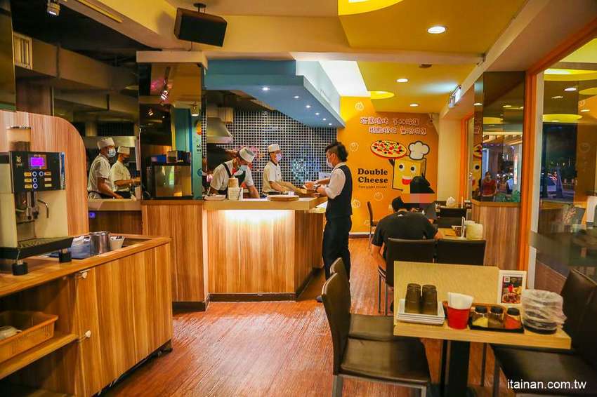 台南東區吃到飽｜300多元吃到飽!20種手工窯烤披薩、炸雞、義大利麵、燉飯、自助吧無限供應「Double Cheese 台南成大店」 - 台南好Food遊