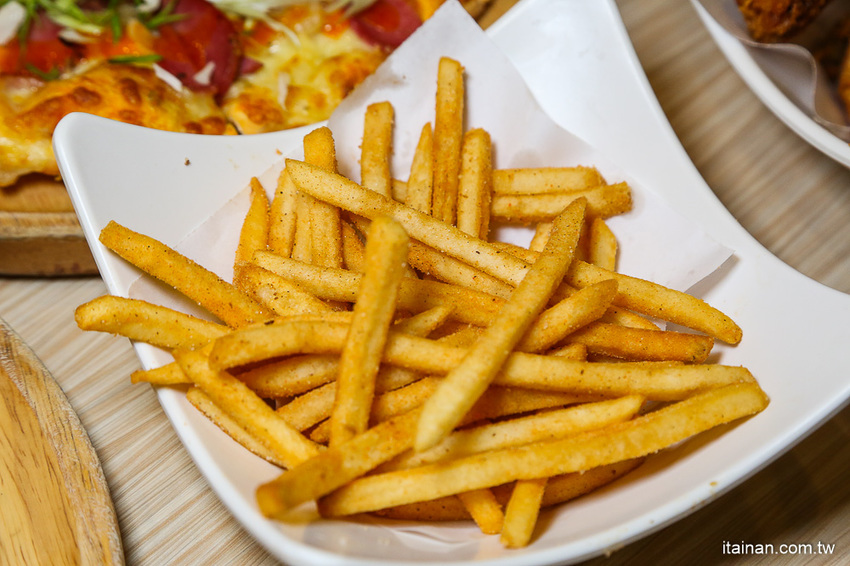 台南東區吃到飽｜300多元吃到飽!20種手工窯烤披薩、炸雞、義大利麵、燉飯、自助吧無限供應「Double Cheese 台南成大店」 - 台南好Food遊