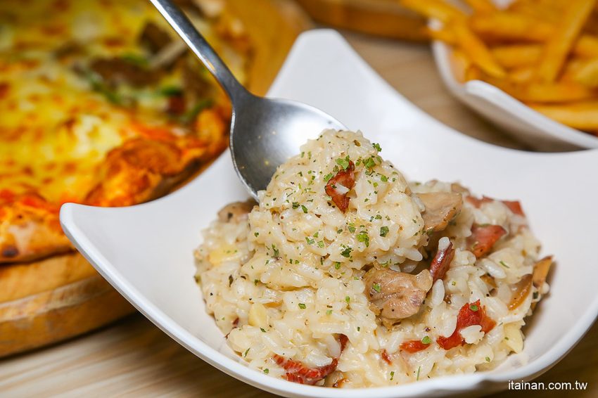 台南東區吃到飽｜300多元吃到飽!20種手工窯烤披薩、炸雞、義大利麵、燉飯、自助吧無限供應「Double Cheese 台南成大店」 - 台南好Food遊