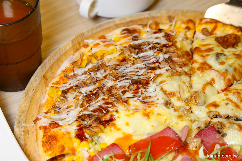 台南東區吃到飽｜300多元吃到飽!20種手工窯烤披薩、炸雞、義大利麵、燉飯、自助吧無限供應「Double Cheese 台南成大店」 - 台南好Food遊