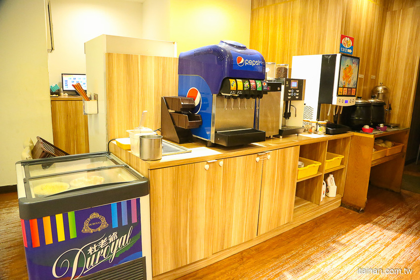 台南東區吃到飽｜300多元吃到飽!20種手工窯烤披薩、炸雞、義大利麵、燉飯、自助吧無限供應「Double Cheese 台南成大店」 - 台南好Food遊