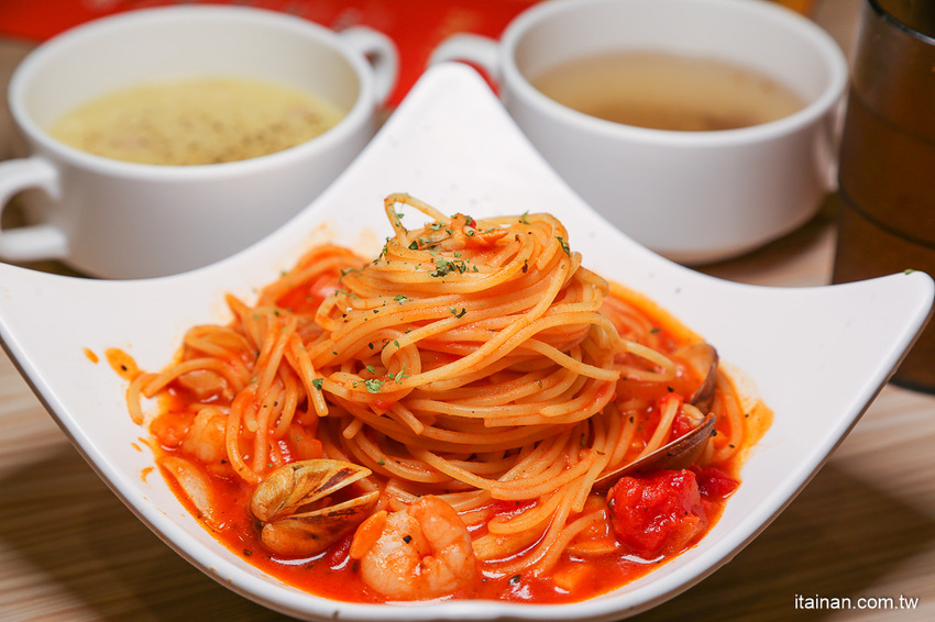 台南東區吃到飽｜300多元吃到飽!20種手工窯烤披薩、炸雞、義大利麵、燉飯、自助吧無限供應「Double Cheese 台南成大店」 - 台南好Food遊