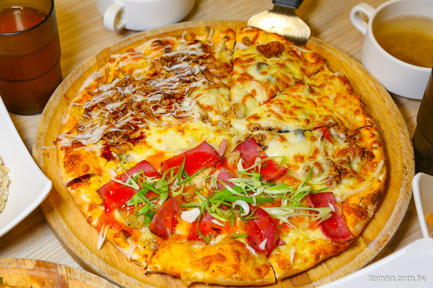 台南東區吃到飽｜300多元吃到飽!20種手工窯烤披薩、炸雞、義大利麵、燉飯、自助吧無限供應「Double Cheese 台南成大店」 - 台南好Food遊