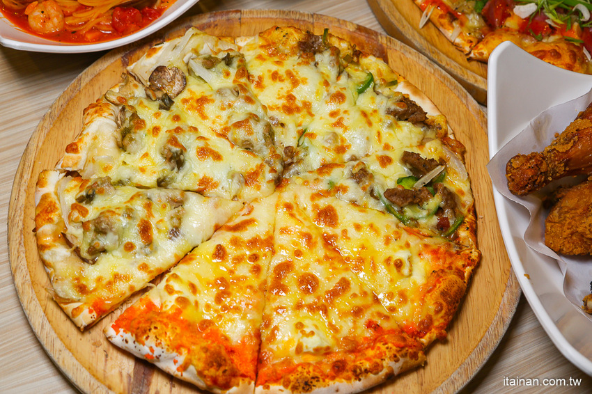 台南東區吃到飽｜300多元吃到飽!20種手工窯烤披薩、炸雞、義大利麵、燉飯、自助吧無限供應「Double Cheese 台南成大店」 - 台南好Food遊