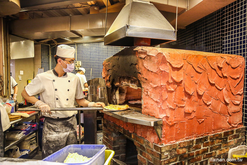 台南東區吃到飽｜300多元吃到飽!20種手工窯烤披薩、炸雞、義大利麵、燉飯、自助吧無限供應「Double Cheese 台南成大店」 - 台南好Food遊