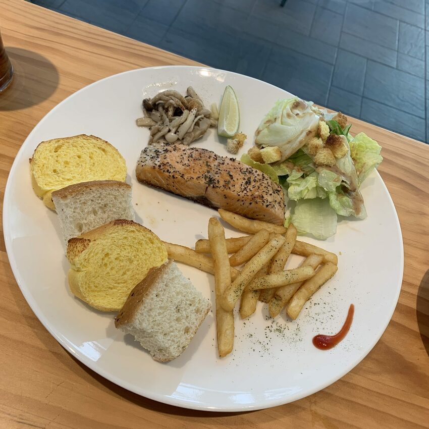 毛小孩專屬。寵物友善餐廳,餐點美味,超大空間讓毛孩奔跑,還有寵物游泳池。台中美食~丹尼的吃喝玩樂~