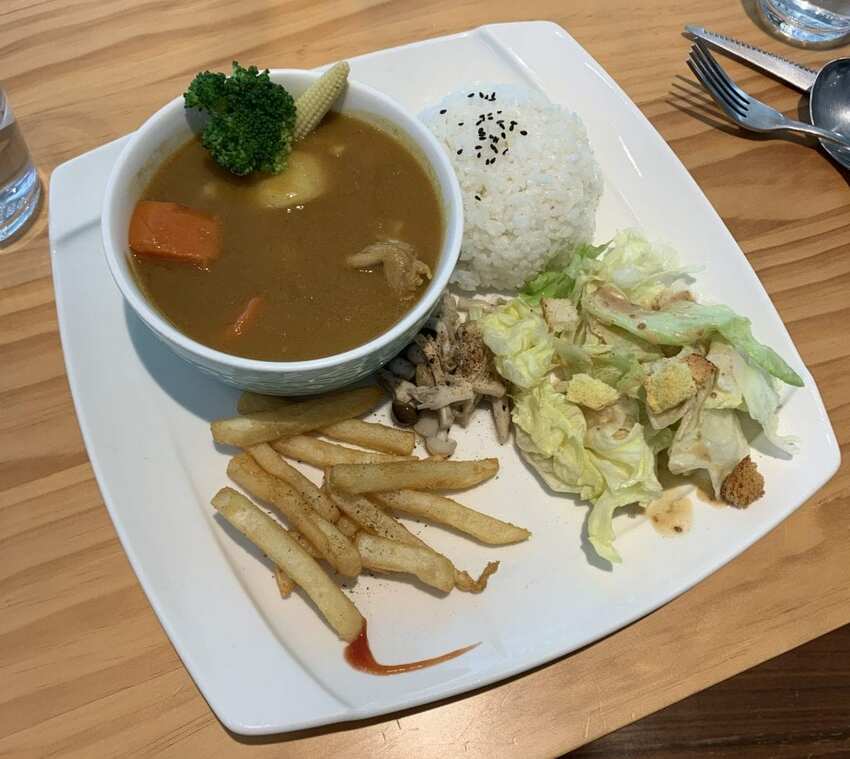 毛小孩專屬。寵物友善餐廳,餐點美味,超大空間讓毛孩奔跑,還有寵物游泳池。台中美食~丹尼的吃喝玩樂~