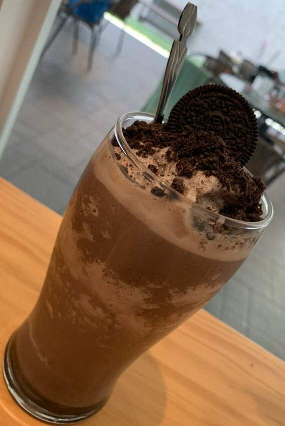 毛小孩專屬。寵物友善餐廳,餐點美味,超大空間讓毛孩奔跑,還有寵物游泳池。台中美食~丹尼的吃喝玩樂~