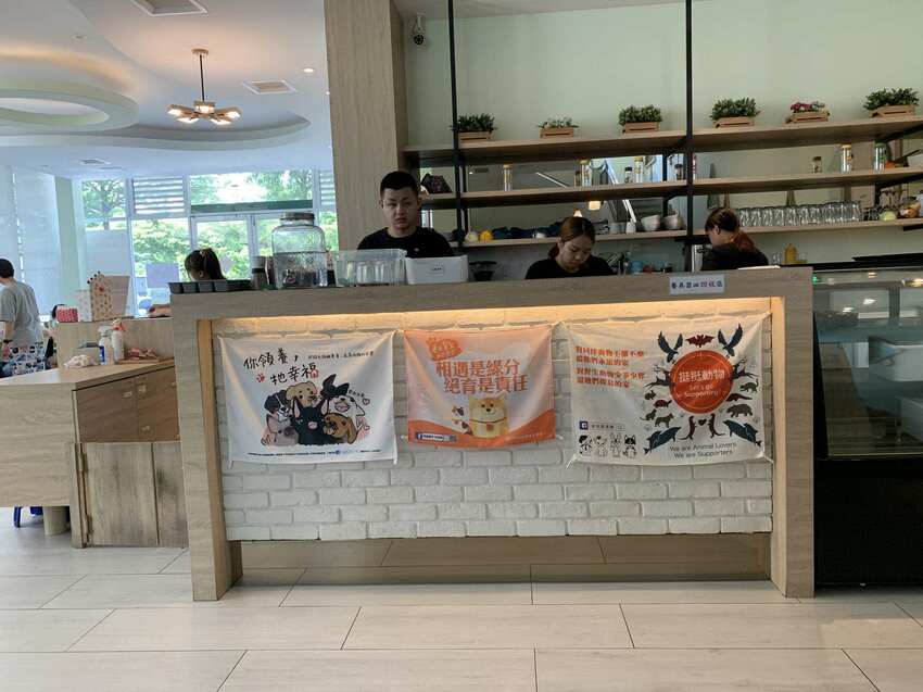 毛小孩專屬。寵物友善餐廳,餐點美味,超大空間讓毛孩奔跑,還有寵物游泳池。台中美食~丹尼的吃喝玩樂~