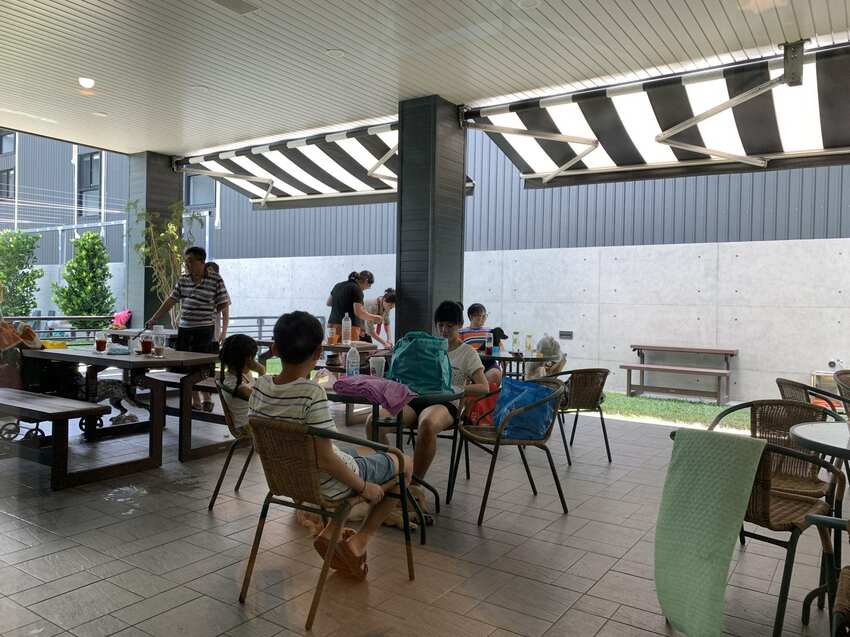 毛小孩專屬。寵物友善餐廳,餐點美味,超大空間讓毛孩奔跑,還有寵物游泳池。台中美食~丹尼的吃喝玩樂~