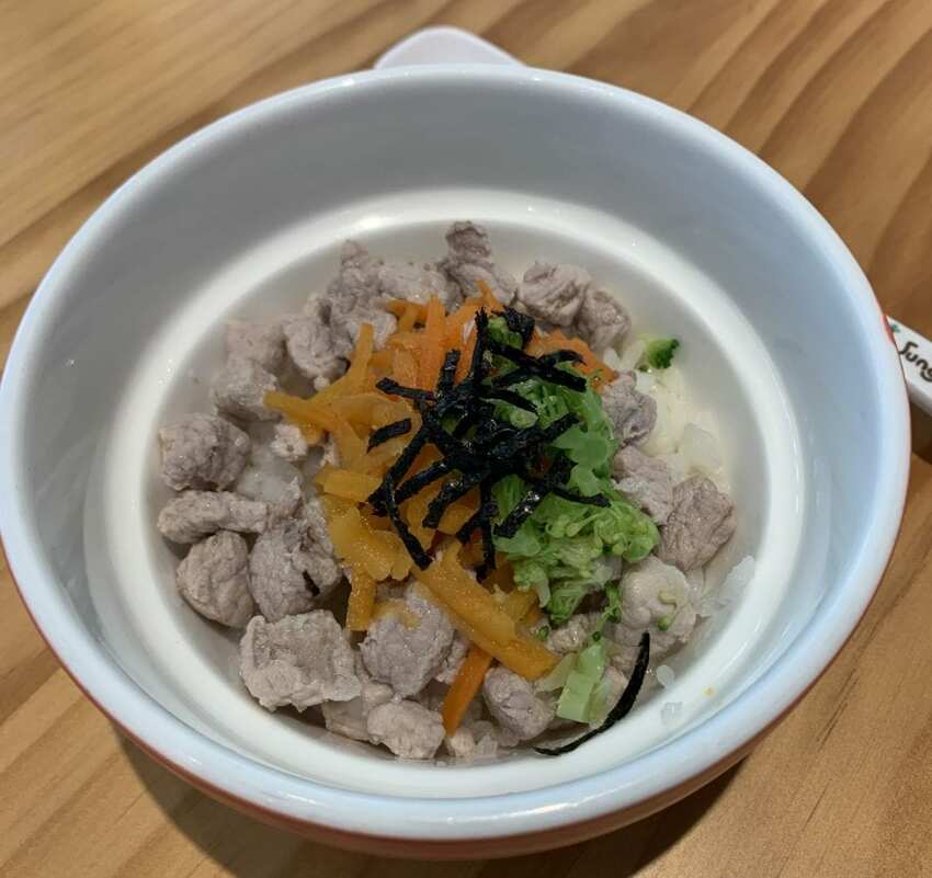 毛小孩專屬。寵物友善餐廳,餐點美味,超大空間讓毛孩奔跑,還有寵物游泳池。台中美食~丹尼的吃喝玩樂~