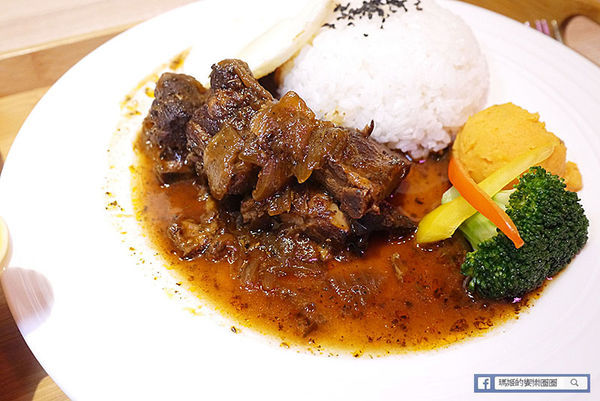 台北南京三民咖啡館【O.L.O CAFÉ】熱帶雨林中的悠閒午后〡免費WIFI聚餐包場