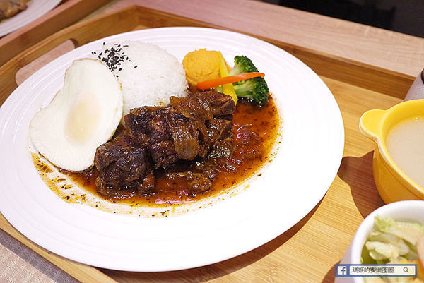 台北南京三民咖啡館【O.L.O CAFÉ】熱帶雨林中的悠閒午后〡免費WIFI聚餐包場