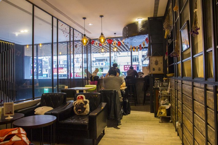 【吃喝.台北】松山下午茶/O.L.O CAFÉ~亞洲唯一Hotels.com聯名咖啡館/輕食咖啡,禮賓大使Bellbug巴哥萌狗陪你用餐