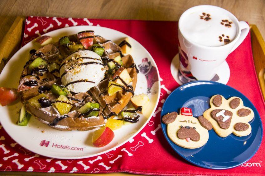 【吃喝.台北】松山下午茶/O.L.O CAFÉ~亞洲唯一Hotels.com聯名咖啡館/輕食咖啡,禮賓大使Bellbug巴哥萌狗陪你用餐