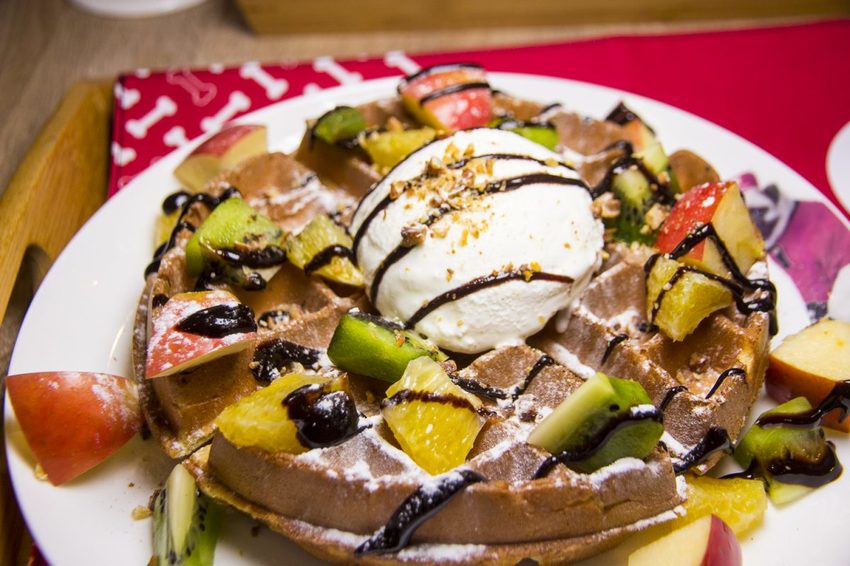 【吃喝.台北】松山下午茶/O.L.O CAFÉ~亞洲唯一Hotels.com聯名咖啡館/輕食咖啡,禮賓大使Bellbug巴哥萌狗陪你用餐