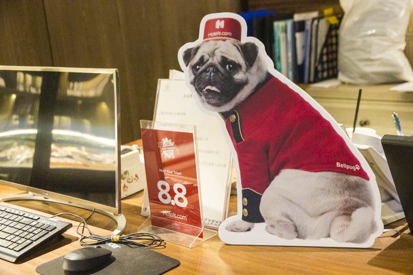 【吃喝.台北】松山下午茶/O.L.O CAFÉ~亞洲唯一Hotels.com聯名咖啡館/輕食咖啡,禮賓大使Bellbug巴哥萌狗陪你用餐