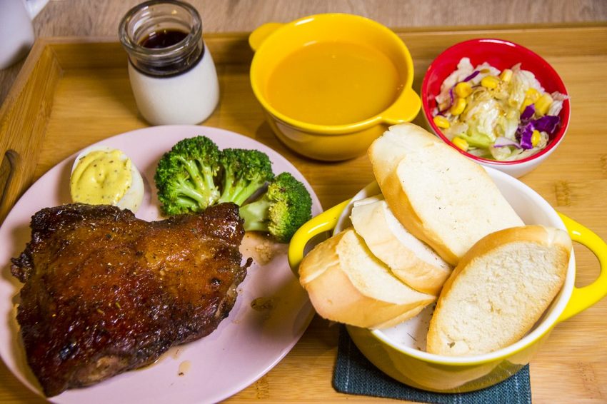 【吃喝.台北】松山下午茶/O.L.O CAFÉ~亞洲唯一Hotels.com聯名咖啡館/輕食咖啡,禮賓大使Bellbug巴哥萌狗陪你用餐