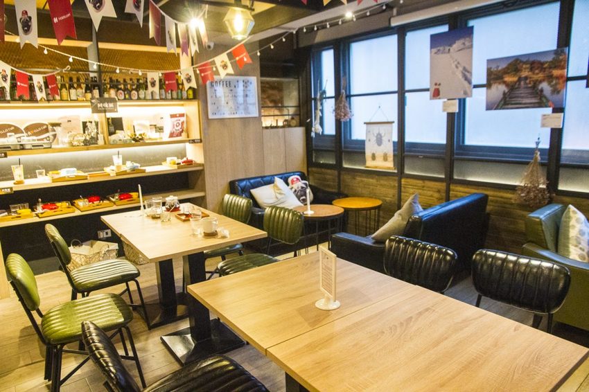 【吃喝.台北】松山下午茶/O.L.O CAFÉ~亞洲唯一Hotels.com聯名咖啡館/輕食咖啡,禮賓大使Bellbug巴哥萌狗陪你用餐